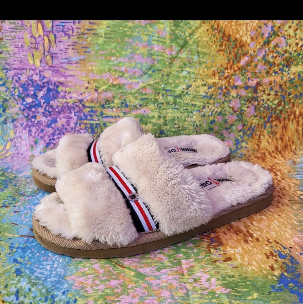 Minnetonka Women's 6 Plush Faux Fur Varsity Striped Comfort Slipper Slides